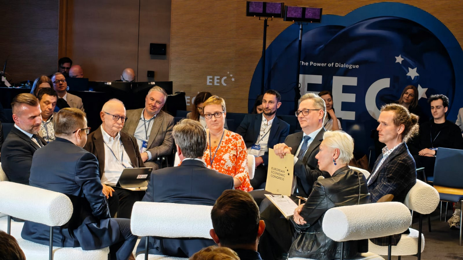 Sztuczna inteligencja: supernarzędzie czy zagrożenie dla naszej autonomii? Michał Boni na EKG o przyszłości relacji człowiek-maszyna